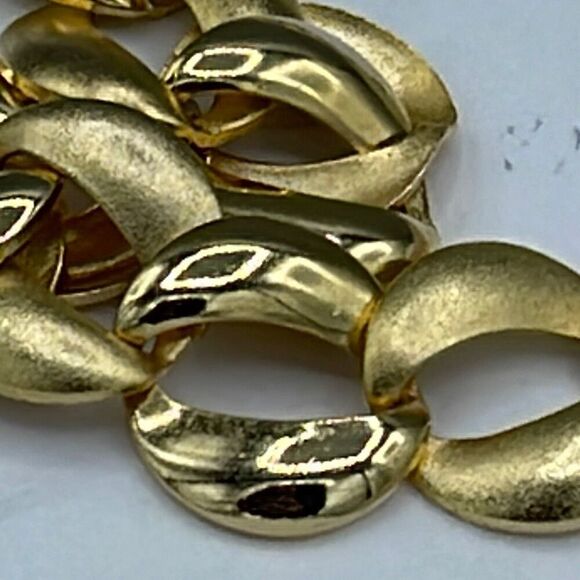 Vintage Gold big link chain matte and polished necklace. - Picture 7 of 10